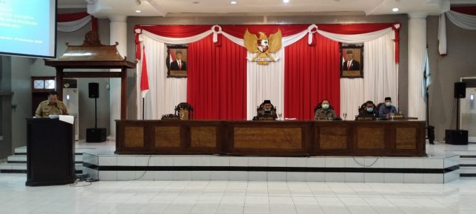 Pjs. Wali Kota Pasuruan, Ardo Sahak menyampaikan pengantar nota keuangan R-APBD 2021 di Gedung DPRD Kota Pasuruan, Kamis (26/11/2020).