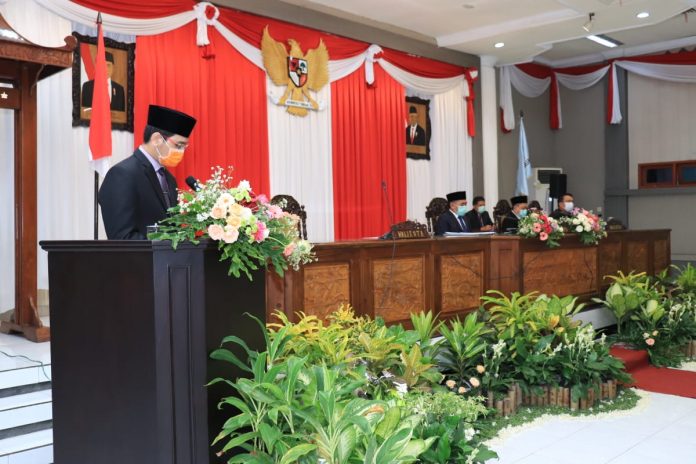 Teno saat menyampaikan sambutan dalam rapat paripurna DPRD Kota Pasuruan dengan agenda pandangan akhir fraksi terhadap RAPBD 2021 di gedung DPRD Kota Pasuruan, Kamis (17/12/2020).