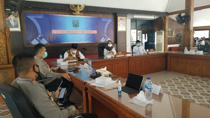 Bupati Probolinggo Puput Tantriana Sari saat memberikan keterangan terkait pembahasan jumlah kunjungan tempat wisata selama libur natal dan tahun baru.