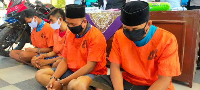 Pelaku pembunuhan janda di Asembagus (pakai peci hitam, nomor 2 dari kiri) saat dipamerkan di Mapolres Probolinggo.