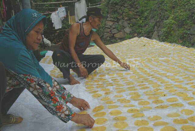 Samiler, Jajanan Tradisional yang Tetap Eksis WartaBromo