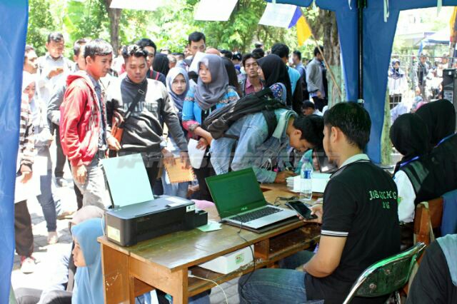 Masih Nganggur 8000 Anak Lulusan SMA Berebut Kerja  