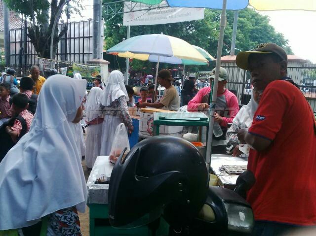 Siswa SD Bangilan Serbu  Pedagang Jajanan  ke Pet Ledeng 