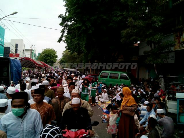 Jamaah Haul Kiai Hamid Meluber ke Alun-alun dan Jalan ...