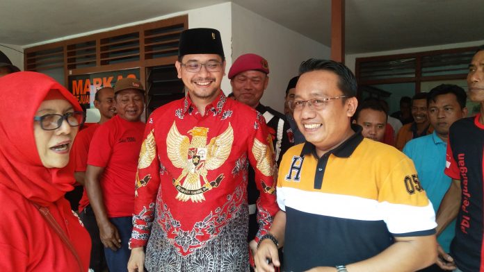 Raharto Teno Prasetyo saat ambil formulir pendaftaran pencalonan wali kota dan wakil wali kota di kantor Hanura Kota Pasuruan