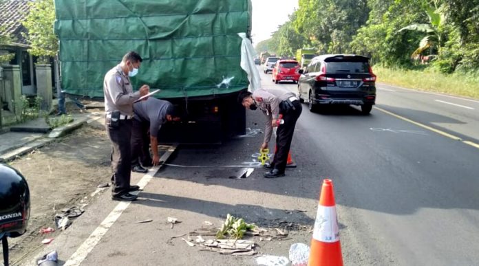 Tabrak truk