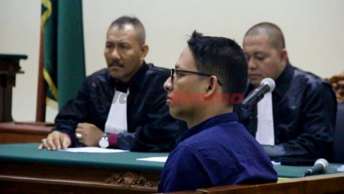 M. Baqir, saat mendengar dakwaan di ruang Cakra, Pengadilan Tipikor Surabaya, Senin (7/1/2019). Terdakwa kasus suap PLUT-UMKM Kota Pasuruan, diduga terlibat penyuapan yang melibatkan Wali Kota Pasuruan, Setiyono.
