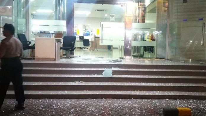 Kondisi pintu kantor BCA Pandaan. Terlihat kaca berserakan, setelah pecah diperkirakan akibat perubahan suhu. (Foto: FB)