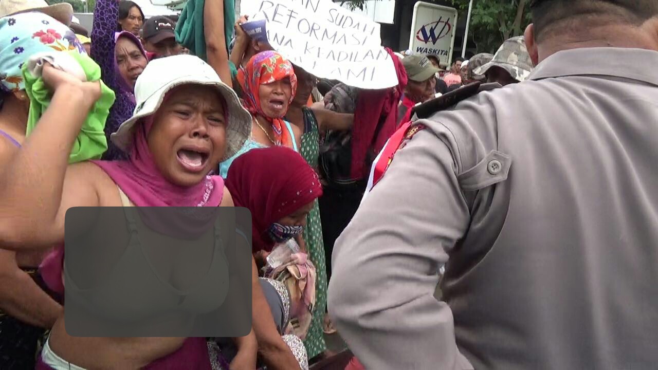 Kala Emak  Emak  Blokir Pantura dan Buka Baju  Demo Tol 