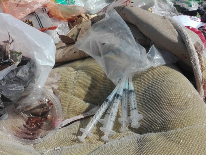 Sejumlah spuit limbah medis yang dikumpulkan Supiatun di TPA Kenep, Kecamatan Beji, Kabupaten Pasuruan, April 2019.