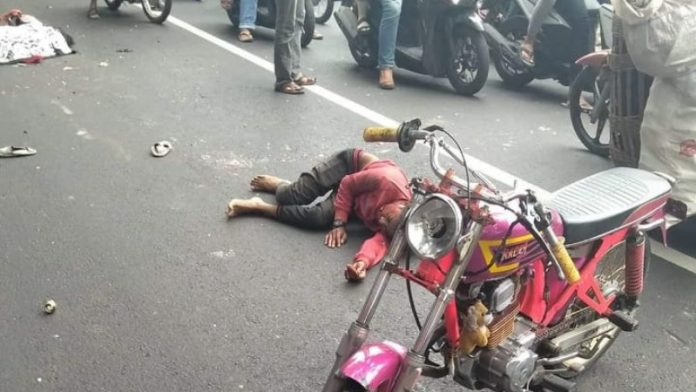 Adi Saputra (19), lemah terluka setelah terjatuh dari atas motor bersama Pipit, di jalan raya Candiwates, Minggu (20/1/2019). Pipit dinyatakan tewas di lokasi, setelah terkena roda truk.