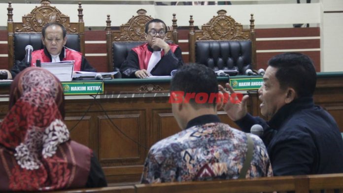 Setiyono, Wali Kota Pasuruan non aktif, menjawab pertanyaan JPU KPK dalam sidang terdakwa M. Baqir di Pengadilan Tipikor Surabaya, Jl Juanda, Sidoarjo, Senin (21/1/2019). (Foto: Doni)