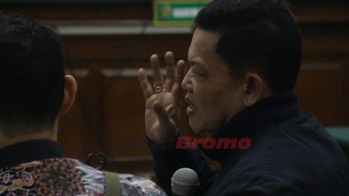 Setiyono saat memberikan kesaksian dalam sidang terdakwa M Baqir di Pengadilan Tipikor Surabaya, Senin (21/1/2019). Ia mengaku salah telah menerima uang fee dari rekanan.