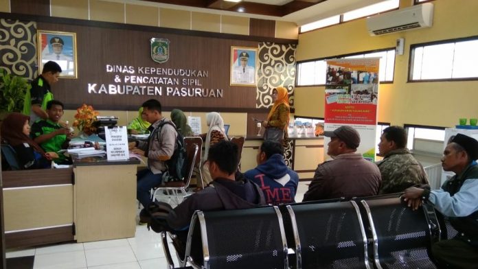 Suasana pelayanan administrasi kependudukan di Dinas Kependudukan dan Pencatatan Sipil Kabupaten Pasuruan, Kamis (31/1/2019).