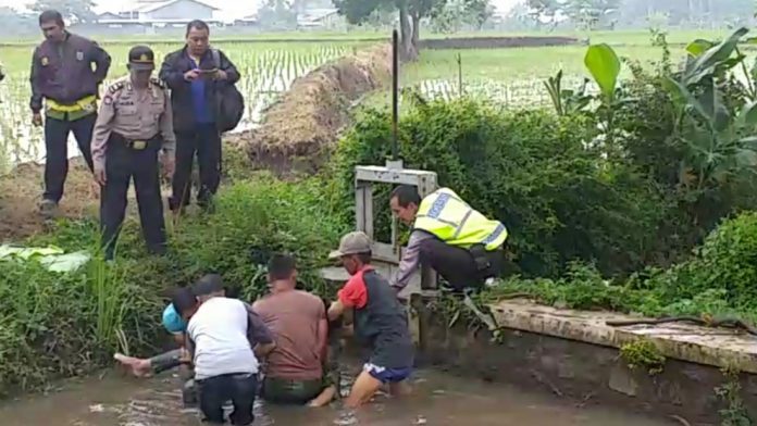 Warga mengevaluasi pemuda tewas Tersangkut di pintu air sungai Lecari, Sukorejo, Kabupaten Pasuruan, Kamis (31/1/2019). Polisi masih lakukan identifikasi, sehingga belum mengetahui penyebab tewasnya korban.