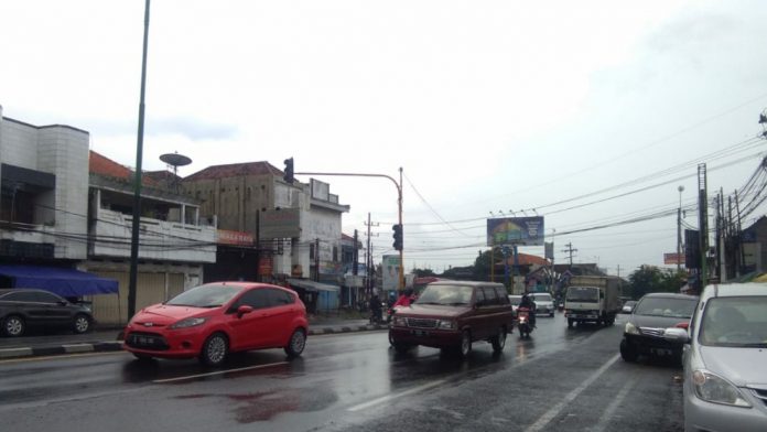 LANDAI - Arus lalu lintas di simpang Purwosari, Kabupaten Pasuruan terlihat ramai lancar, Selasa (5/2/2019). Kondisi landai ini, diantaranya karena banyak pengguna jalan lebih memanfaatkan jalan tol untuk berlibur di tahun baru Imlek kali ini.