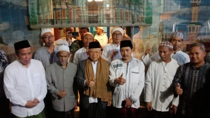 Kiai Nawawi berpose, foto bersama dengan Kiai Ma'ruf di depan kediamannya, di lingkungan Ponpes Sidogiri, Rabu (13/2/2019). Terlihat Cawapres nomor urut 01 ini kenakan sorban coklat setelah sebelumnya kenakan sorban putih. (Foto: istimewa)