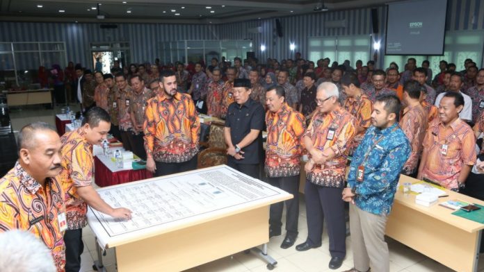 Penandatanganan komitmen bersama dalam mewujudkan pemerintahan baik, bebas korupsi di Kota Probolinggo. (Foto: Humas dan Protokol Kota Probolinggo)