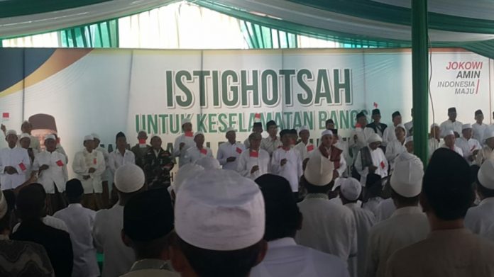Para Kyai dan Masyayikh, serta santri mileneal NU berkumpul di Graha Ad Dakhil, Kecamatan Keraton, Kabupaten Pasuruan untuk deklarasi pemenangan Jokowi-Makruf Amin. Sabtu, (23/2/2019).