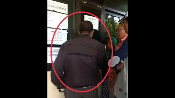 Screenshot video warga marah-marah di depan loket layanan kependudukan Kantor Camat Pandaan, Kabupaten Pasuruan.