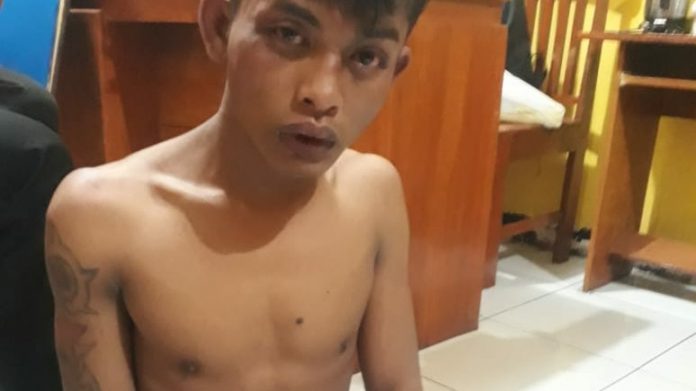Maulana Ishak, (20) warga Dusun Asemjajar, Desa Rebon, Kecamatan Wonorejo, Kabupaten Pasuruan. Pemuda yang kesehariannya bekerja serabutan tersebut, tak berkutik, saat polisi membekuk dan mengamankannya ke Mapolsek Wonorejo, pada Jumat, (1/3/2019).