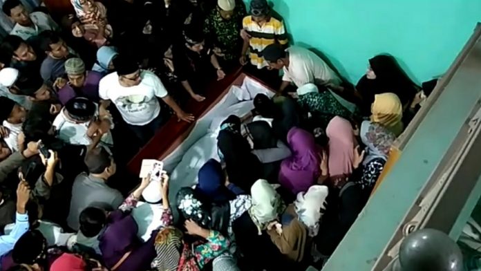 Jenazah Febri tiba di rumah duka, Kelurahan Petamanan, Kota Pasuruan.