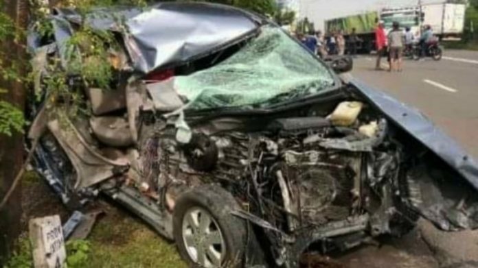 Mobil Avanza nopol L-1855-PI, yang dikemudikan Sholeh Hamzah, tak berbentuk setelah terlibat kecelakaan beruntun di Ngoro, Mojokerto, Minggu, (17/3/2019). Pengemudi yang diketahui beralamat di Pogar, Bangil itu tewas.