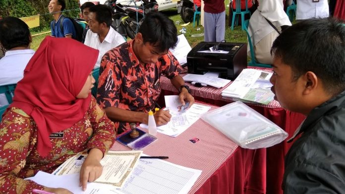 Pencaker mengurus pendaftaran Kartu AK1 di stan pelayanan Disnaker dalam program Kenduren Mas di Lapangan Dayurejo, Kecamatan Prigen, Kabupaten Pasuruan, Rabu (20/3/2019).