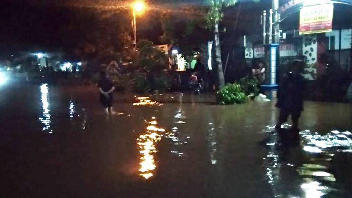 Warga berjaga dan menerjang banjir di Dusun Bebekan Lor, Kelurahan/Kecamatan Grati, Rabu (20/3/2019). Ketinggian air di pemukiman ini mencapai 60 sentimeter.