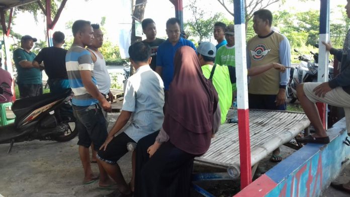 Suasana depan rumah korban pelemparan bondet, Herman (35), warga Desa Lemah Kembar, Kecamatan Sumberasih, Kabupaten Probolinggo.