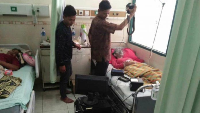 Petugas Dispendukcapil Kabupaten Pasuruan, saat melakukan perekaman KTP-el kepada seorang warga di rumah sakit Bangil, Kamis (28/3/2019). Warga tersebut harus segera mendapatkan KTP-el untuk segera mendapatkan KIS (Kartu Indonesia Sehat). (Foto: Yudha Triwidya Sasongko, Kepala Dispendukcapil Kabupaten Pasuruan)