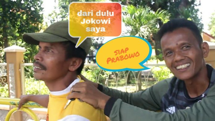 Rahmat dan Sahi, dua tukang becak saling pijat, tunjukkan perdamaian walau beda pilihan politik. Sabtu, (30/3/2019)