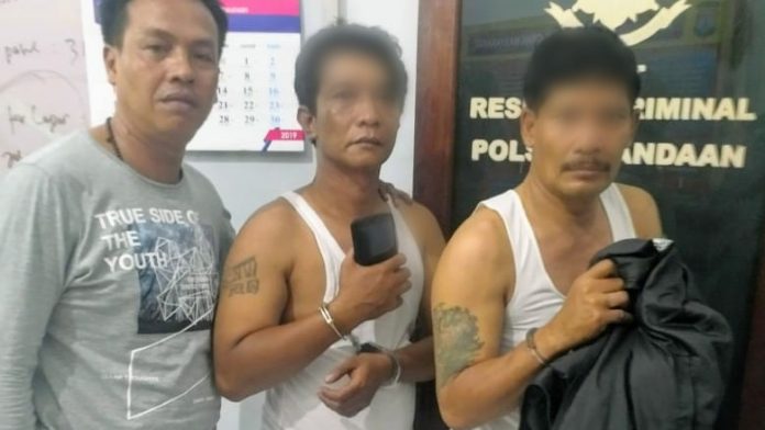 Dua pelaku copet spesialis dalam bus dipamerkan di Mapolsek Pandaan. Aksi mereka selama kurun tiga tahun ini cukup meresahkan, hingga tertangkap saat beroperasi.
