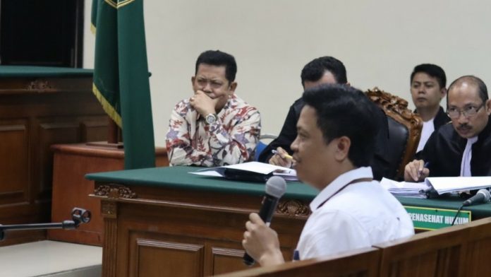 Setiyono, Wali Kota Pasuruan nonaktif mendengarkan kesaksian Agus S, Konsultan Proyek di ruang Cakra Pengadilan Tipikor Surabaya, Senin (1/4/2019).