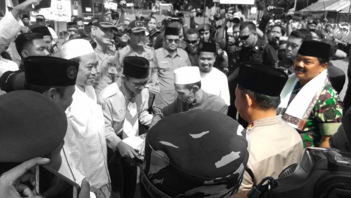 Panglima TNI Marsekal Hadi Tjahjanto dan Kapolri Jenderal Tito Karnavian disambut Pimpinan dan Pengasuh Pondok Pesantren Nurul Jadid Kecamatan Paiton, Kabupaten Probolinggo, Selaaa (2/4/2019).