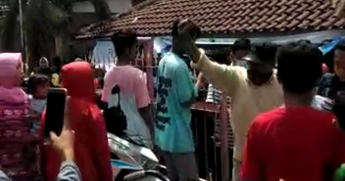 Suasana sekitar toko, lokasi pencurian motor oleh seorang remaja putri di Desa Karangpandan, Kecamatan Rejoso, Kabupaten Pasuruan.
