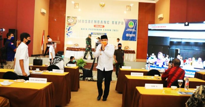Plt Wali Kota Pasuruan Raharto Teno Prasetyo saat meninggalkan ruang Musrenbang Kota Pasuruan di sebuah hotel, Rabu (7/4/2020).