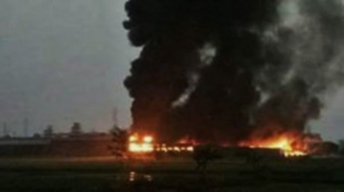 Asap membubung di atas Pabrik bak mandi keramik Winongan, Senin (8/4/2019). (Foto: FB Andi Immanuel Immanuel)