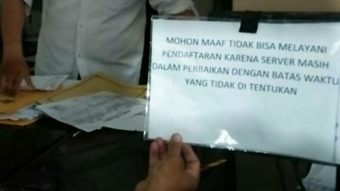 Papan pengumuman di ruang layanan Dispendukcapil Kabupaten Pasuruan, yang menyebutkan server masih dalam perbaikan. (Foto: istimewa)