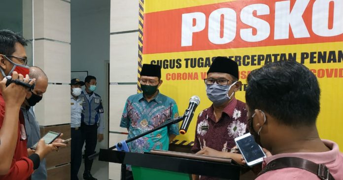 Jubir Satgas Covid-19 Kabupaten Pasuruan saat memberikan keterangan terkait kasus Covid-19, Selasa (14/4/2020)