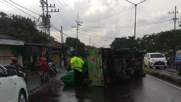 Kondisi truk angkut kaca terguling di jalan raya Sukorejo, Selasa (16/4/2019). (Foto: Ayah Azza Ayah Azza)