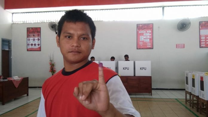 Salah satu warga binaan di Lapas Kelas IIB Pasuruan telah menggunakan hak suaranya. Rabu, 17 April 2019.