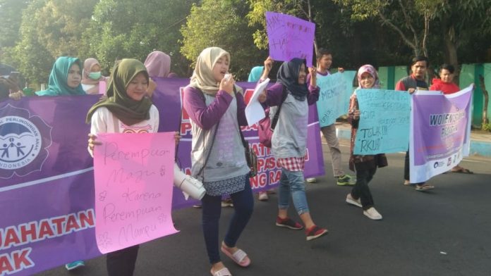 Para peserta Women's March Pasuruan dalam aksinya di GOR Untung Suropati Kota Pasuruan. Minggu, (28/4/2019)