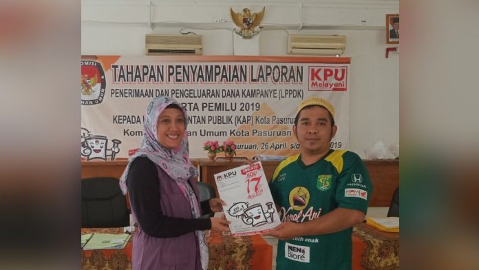 Komisioner KPU Kota Pasuruan, Royce Diana Sari berpose bersama salah satu perwakilan partai politik, serahkan LPPDK, Rabu (1/5/2019). (Foto: KPU Kota Pasuruan)