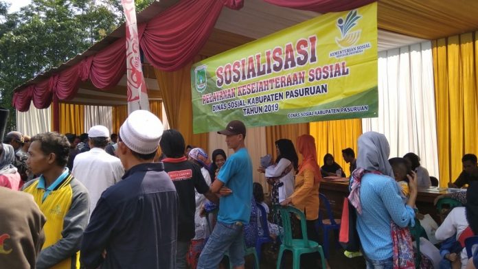 Warga pemohon bantuan sosial, antre di stan Dinsos yang hadir di Kenduren Mas, Lapangan Jimbaran, Desa Puspo, Kecamatan Puspo, Kabupaten Pasuruan. (Foto: Akhmad Romadoni)