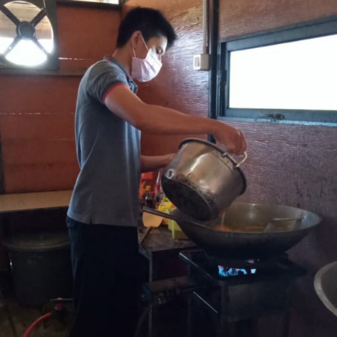 KREATIF: Anggota Kelompok Resto Apung Seba tengah menyiapkan pesanan makanan di dapur resto. Meski untuk sementara tutup, kelompok binaan Pertagas ini tetap menerima pesanan pelanggan termasuk untuk menu petugas Medis di RSUD Sidoarjo.