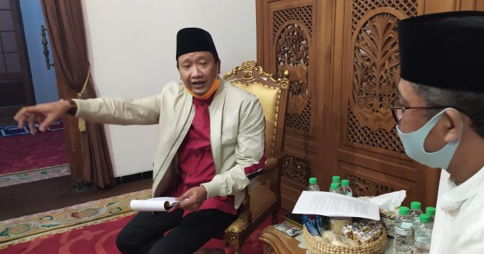 Bupati Pasuruan Irsyad Yusuf didampingi Pj Sekda Misbah Zunib memberikan keterangan kepada wartawan usai pertemuan dengan sejumlah LSM dan kelompok masyarakat, Senin (11/5/2020)
