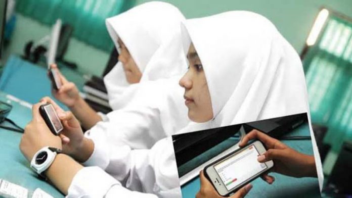 Memudahkan Komunikasi Antara Guru Dan Siswa