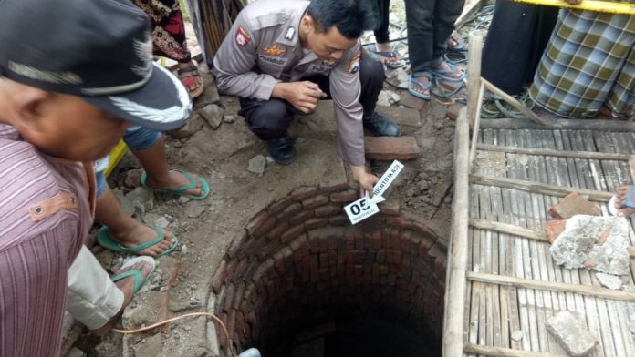 Polisi saat melakukan olah TKP sumur maut yang tewaskan tiga warga. (Foto: Ipda Mudi, Kanit Reskrim Polsek Tongas)