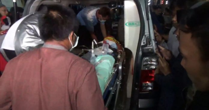 Salah satu korban bentrokan dua kelompok warga Desa Kedawang, Kecamatan Nguling, saat hendak dirujuk ke rumah sakit.